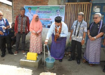 Penjabat Bupati Lembata, Matheos Tan meresmikan jaringan distribusi air bersih di Hadakewa