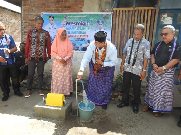 Penjabat Bupati Lembata, Matheos Tan meresmikan jaringan distribusi air bersih di Hadakewa