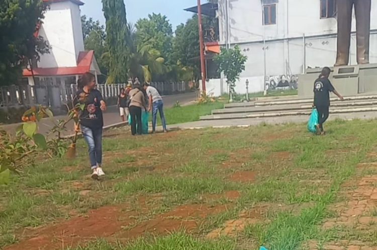 Rayakan HDI, Difabel Lembata Pungut Sampah dan Belajar Bisindo