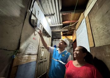 2.597 Keluarga Prasejahtera Dapat Sambungan Listrik Gratis Dari Donasi Pegawai PLN
