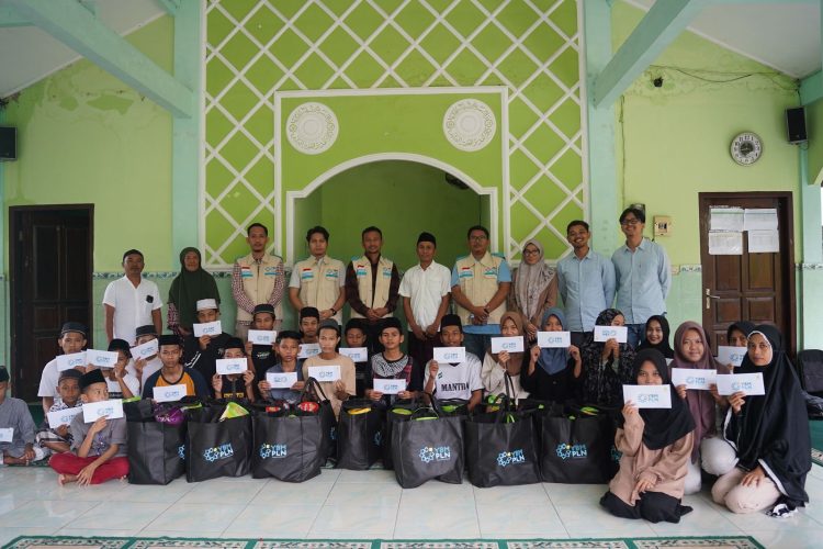 Semangat Berbagi Ramadan, YBM PLN UIP Nusra Salurkan Bantuan kepada Mustahik di Sekitar Wilayah Kerja