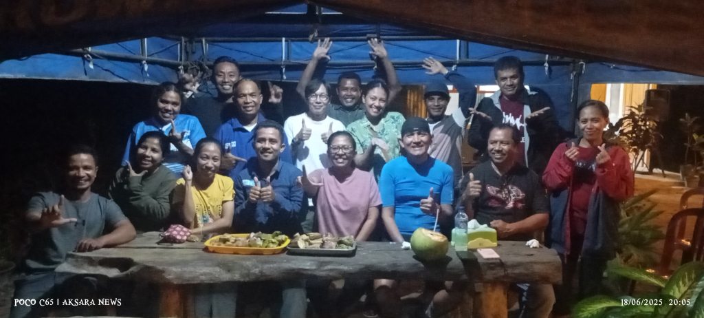 Dody Johanjaya bersama Staf Plan Indonesia Area Lembata pose bersama