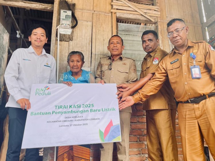 Kado Spesial PLN untuk 190 Kaluarga Lembata, Wabup Nasir Hadirkan Cahaya di Rumah Ibu Maria