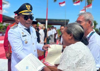 Di Momentum HUT ke-81 RI, Bupati Lembata Serahkan Sertifikat Tanah kepada Masyarakat