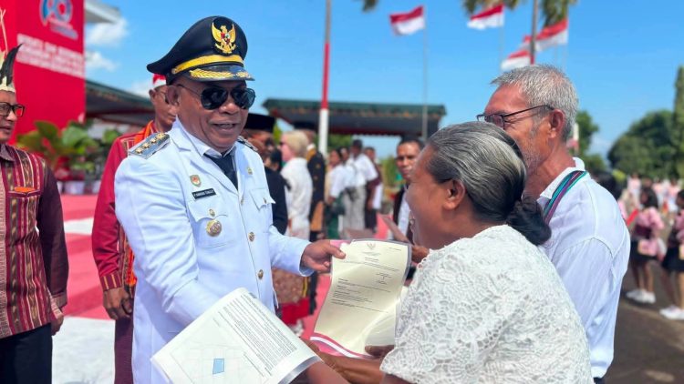 Di Momentum HUT ke-81 RI, Bupati Lembata Serahkan Sertifikat Tanah kepada Masyarakat