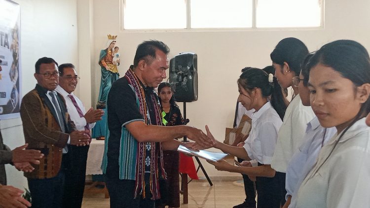 Bupati Flores Timur Lepas 10 Alumni SMK ANCOP Likotuden, Siap Bekerja di Bulgaria