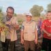 Kabar Baik dari Nuhalolon, Bupati Anton Doni Panen Wortel, Kagum Lihat Hasil Pertanian
