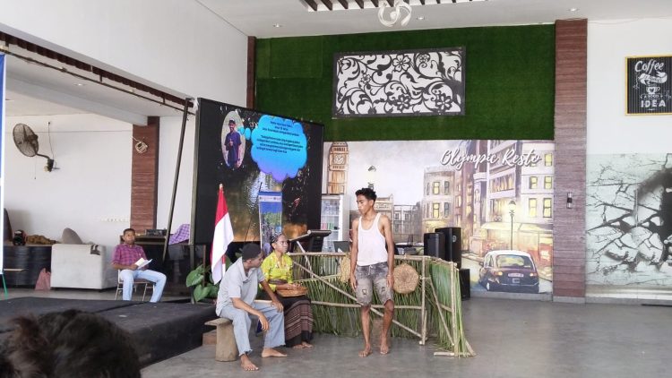 Teater SMA di Lembata Angkat Krisis Laut Lewat Naskah “Embun di Padang Laut”