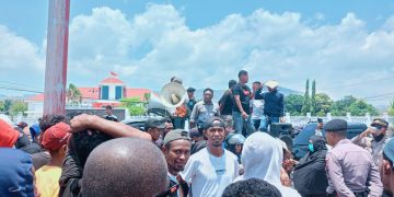 Ratusan Massa FOKAL Kepung DPRD dan Kantor Bupati Lembata, Bawa Delapan Tuntutan