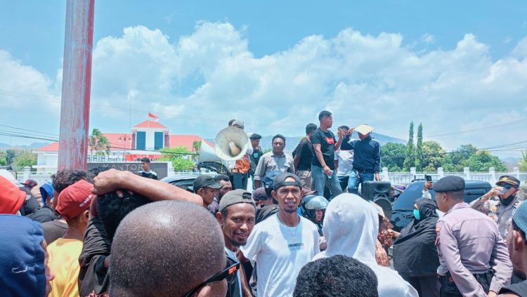 Ratusan Massa FOKAL Kepung DPRD dan Kantor Bupati Lembata, Bawa Delapan Tuntutan
