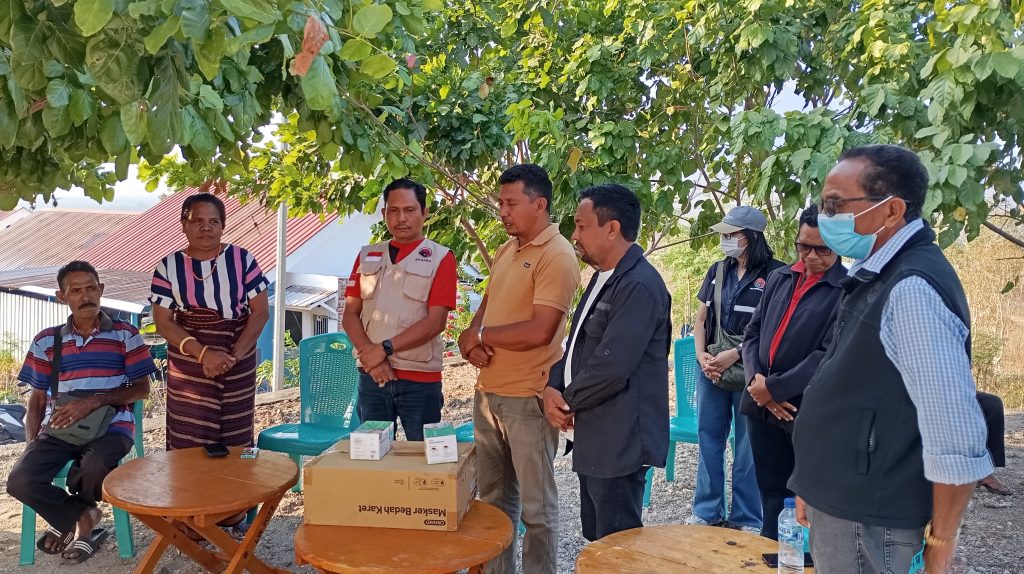 Pembagian Masker untuk masyarakat desa Lamawolo