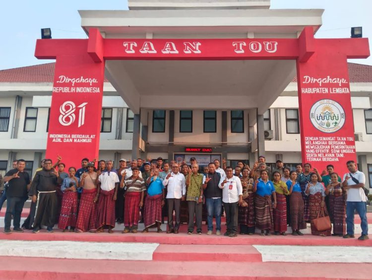 Solidaritas Warga Atadei Serahkan Petisi Penolakan Geotermal kepada Bupati Lembata